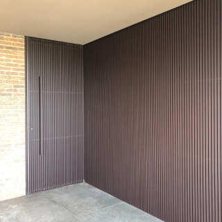 Brises e Revestimentos Ripados de Alumínio Votorantim Porta de alumínio com vidro Araçoiaba Esquadrias de alumínio Sorocaba Brises e Revestimentos Ripados de Alumínio Votorantim Janelas em Alumínio e Vidros Araçariguama Box Banheiro em Alumínio Itu